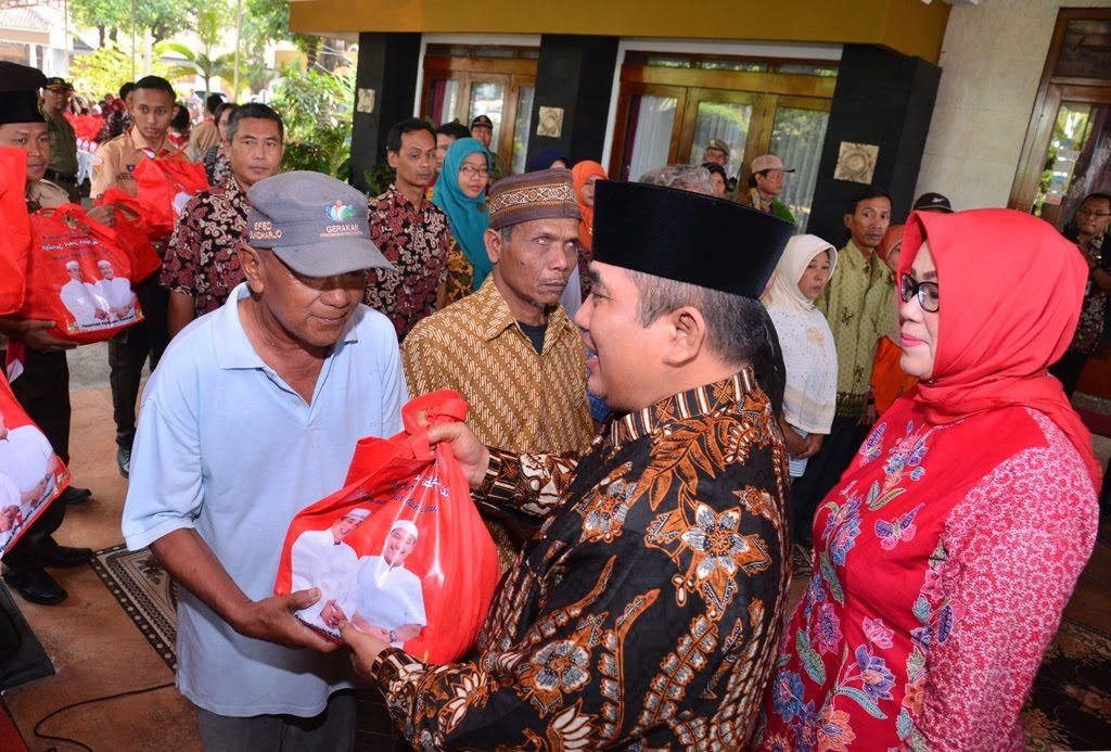 Bupati Sukoharjo Wardoyo Wijaya bagikan ribuan paket sambako.