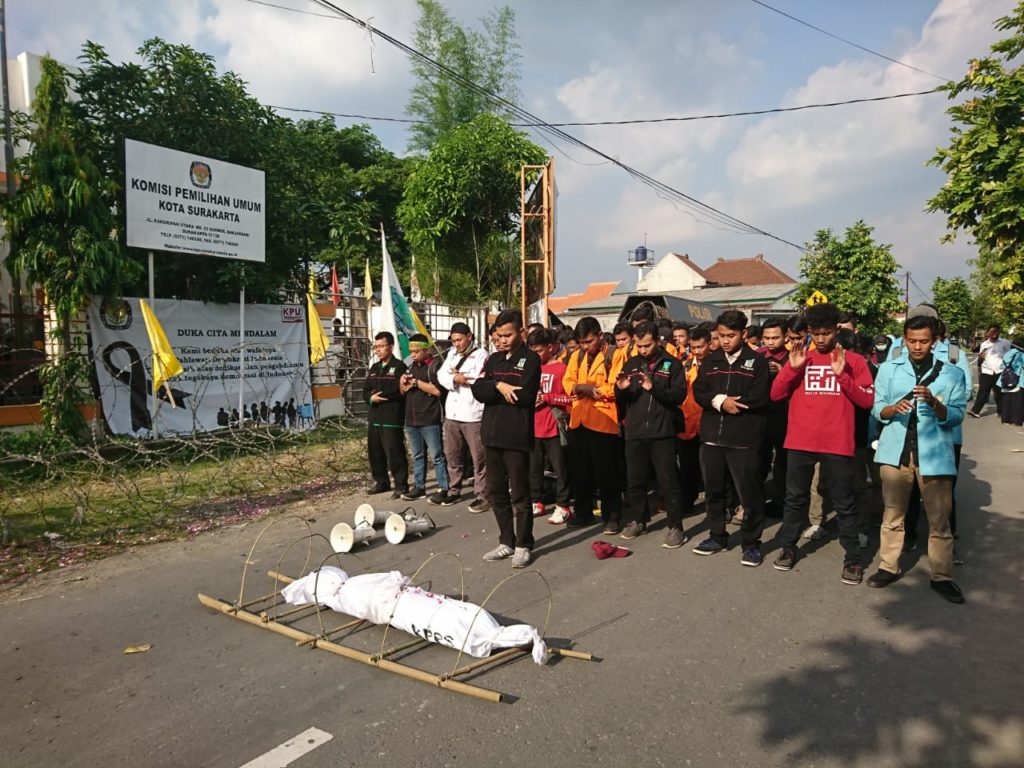 Bawa Keranda, Aliansi Mahasiswa Solo Gerduk KPU
