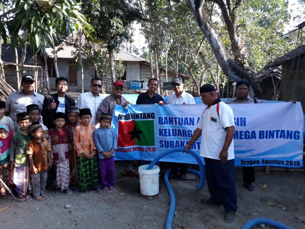 Mega Bintang Salurkan Air Bersih ke Daerah Kekeringan