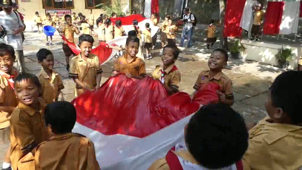 siswa sd cuci bendera