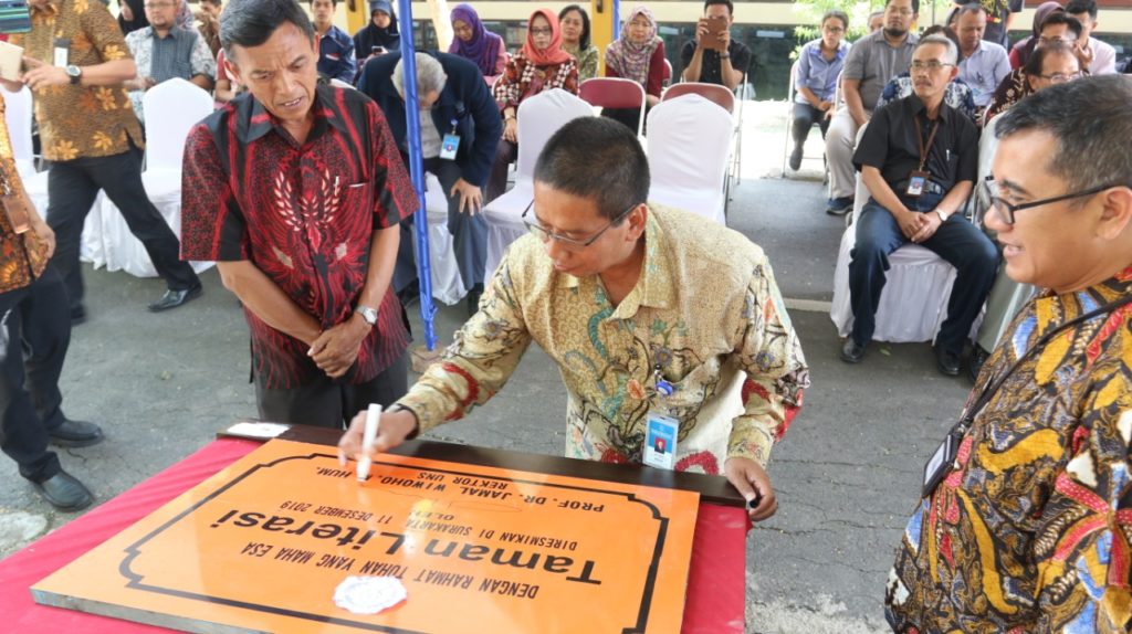Rektor UNS Resmikan Taman Literasi