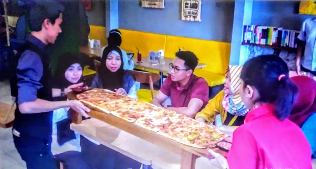 Kelezatan Pizza Toki-Toki, Pizza 4 Rasa Ukuran Raksasa