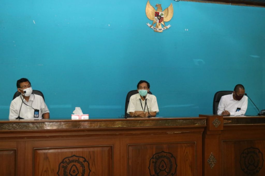 Pengukuhan Guru Besar UNS, Prof. Doddy Setiawan, SE, MSi, PhD, Akt dan Prof. Dr. Adi Prayitno, drg., MKes., SpPMM(K) keduanya dilakukan pada Selasa (8/9/2020) secara daring.