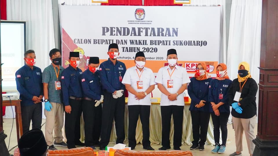 Joko Santoso dan Wiwaha Aji Santoso dafrar ke KPU Sukoharjo, Minggu (6/9).