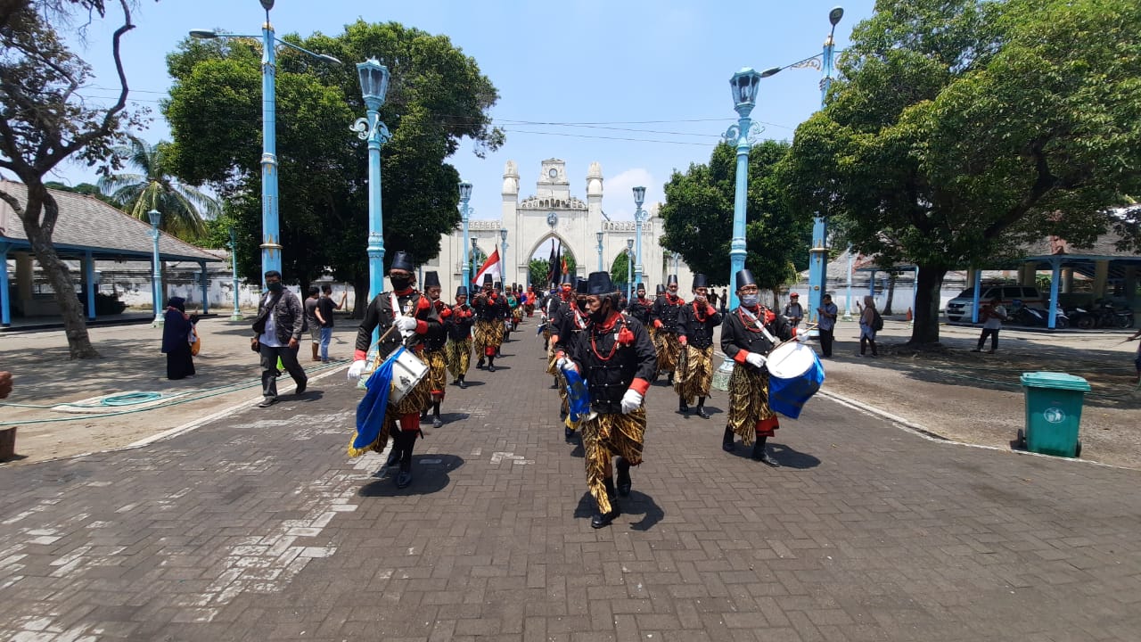  Prajurit keraton Solo saat mengikuti iring-iringan acara Tahlil Dzikir Kholdalem Sultan Agung Hanyokrokusumo Minggu (20/9/2020).