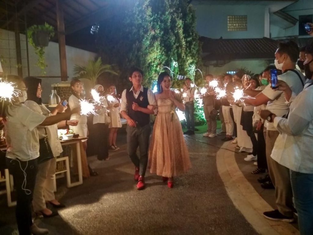 The Sunan Hotel Solo menyiapkan Paket Pernikahan di garden tepi kolam renang nan cantik. Paket ini bertajuk, "Poolside Wedding Package”. Kamis (10/9/2020).