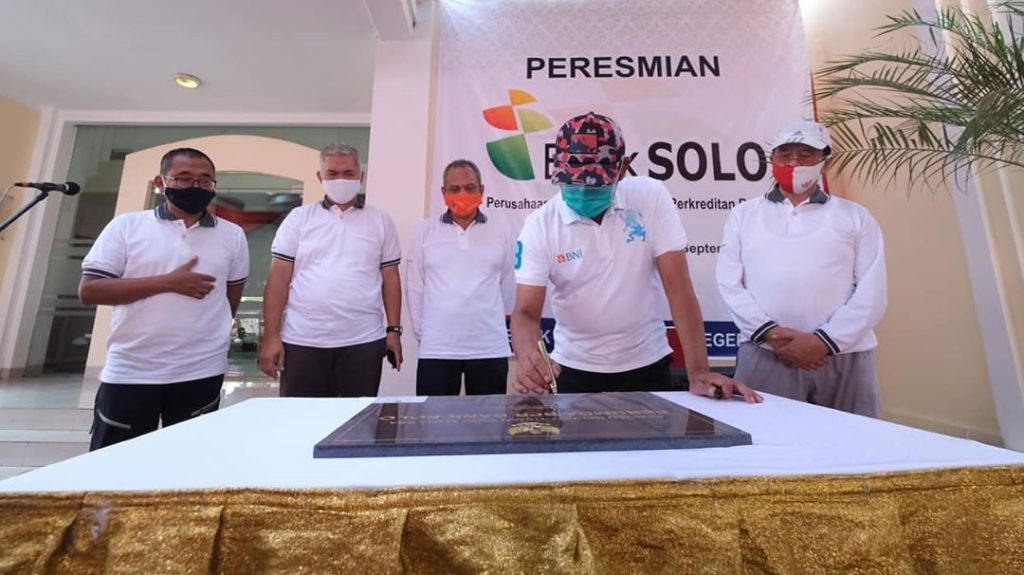 Walikota Surakarta FX. Hadi Rudyatmo dan Wakil Walikota Ahmad Purnomo, meresmikan perubahan bentuk badan hukum Perusahaan Daerah BPR Bank Solo menjadi Perusahaan Umum Daerah BPR Bank Solo, Jumat (11/09).