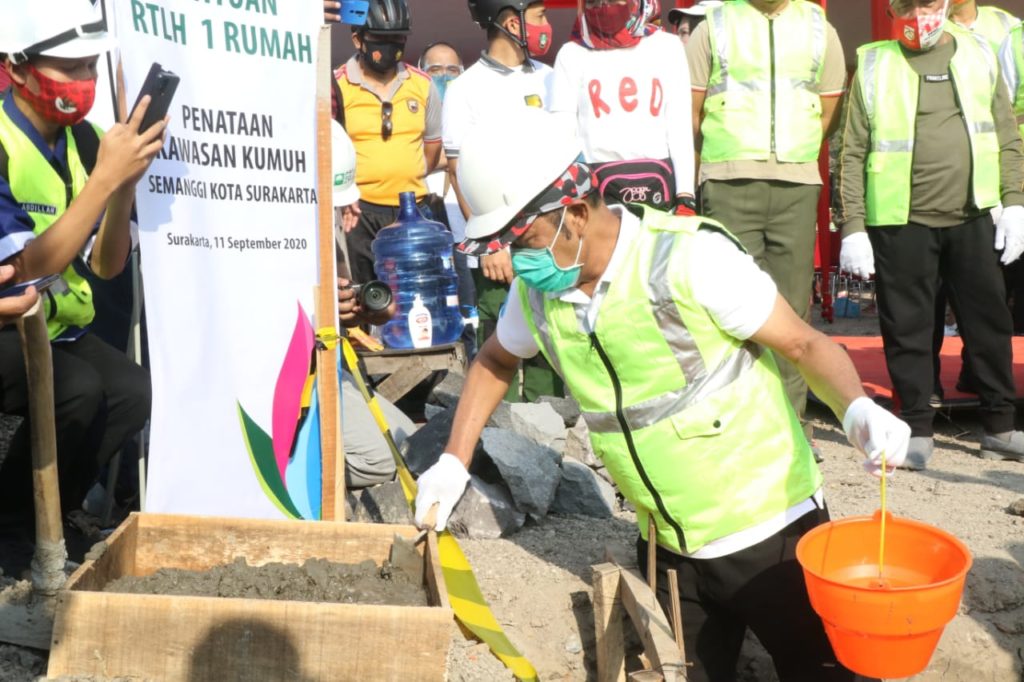 Dalam rangkaian kegiatan Mider Projo, Walikota Surakarta, FX. Hadi Rudyatmo bersama Muspida Kota Surakarta dan Jajaran OPD Kota Surakarta melakukan peninjauan penataan permukiman di kawasan Semanggi RW 01 Kelurahan Mojo, Jum’at (11/09/2020).
