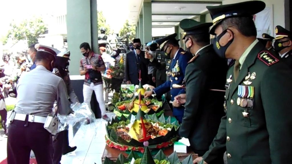 HUT TNI, Polisi Beri Kejutan Kado “Tumpeng”