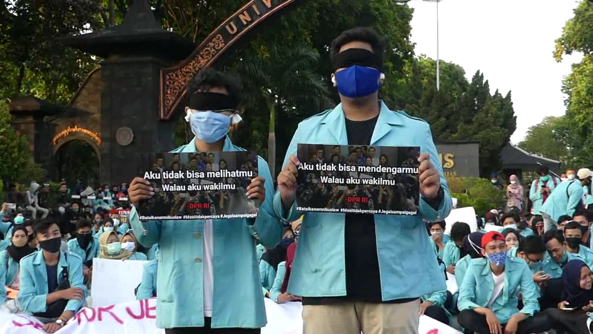 Mahasiswa UNS turun ke jalan menolak disahkannya UU Cipta Kerja, Selasa (6/10/2020).