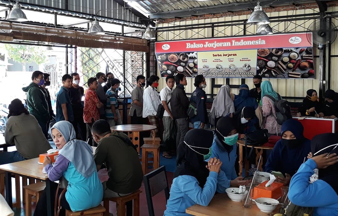 Pelanggan Bakso Jor-joran antri untuk medapatkan meu pilihan.