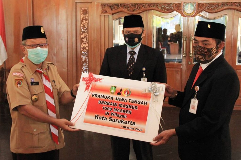 Pramuka Serahkan 1500 Masker ke Pemkot Surakarta
