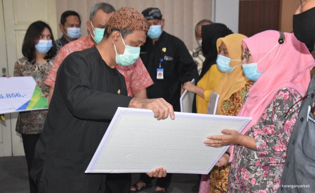 Pemkab Karanganyar Bagikan Santunan Kecelakaan Kerja Meninggal Dunia