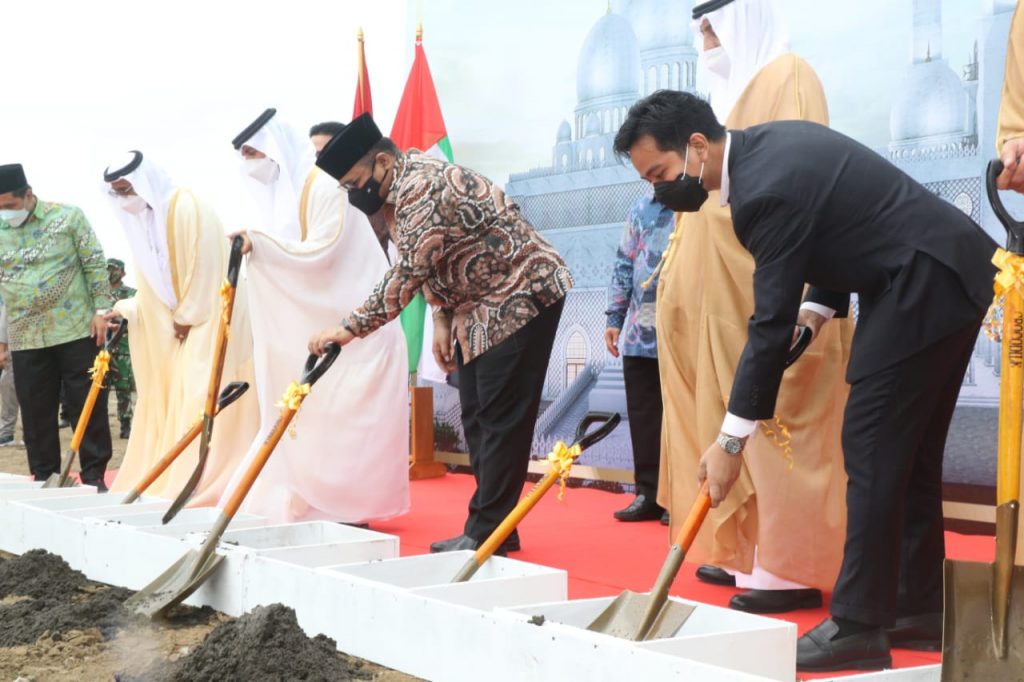 Gibran Rakabuming bersama sederet perwakilan dari Abu Dhabi dan para menteri melakukan peletakan batu pertama pembangunan Masjid Raya Sheikh Zayed Solo