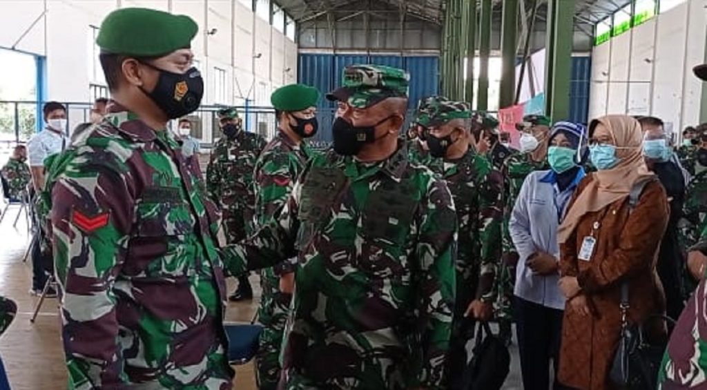 Kepala Staf Umum TNI Letjen Ganip Warsito Tinjau Vaksinasi Ribuan Prajurit