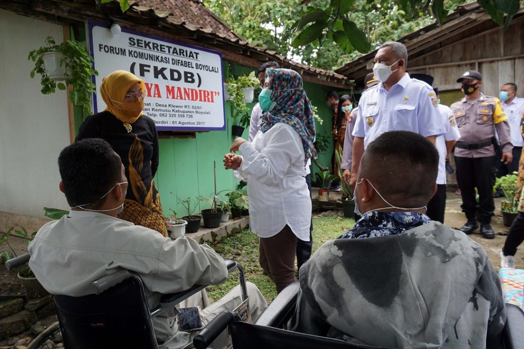 Menaker Ida Fuziah Beri Bantuan Difabel Boyolali