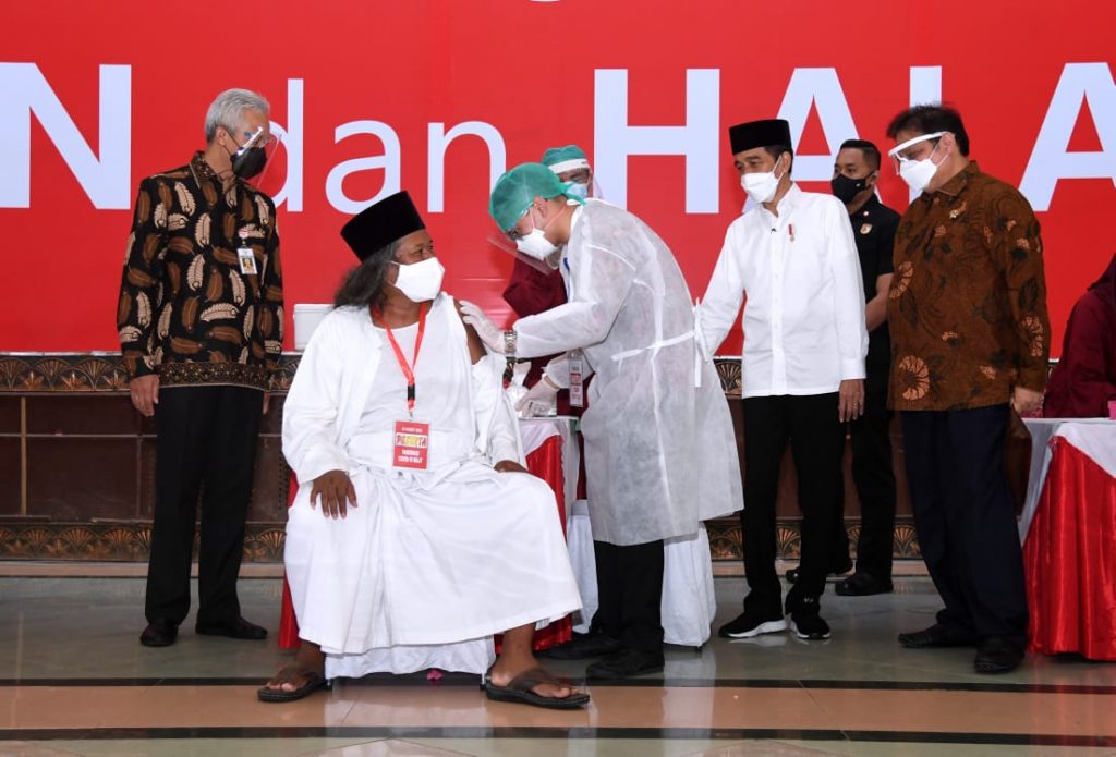 Presiden Jokowi Tinjau Vaksinasi Massal bagi Ulama dan Tokoh Lintas Agama