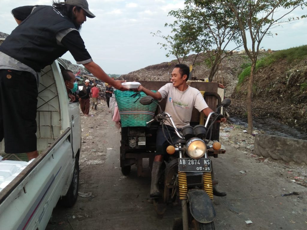 Komunitas Pecinta Sedekah Bagikan 1400 Takjil