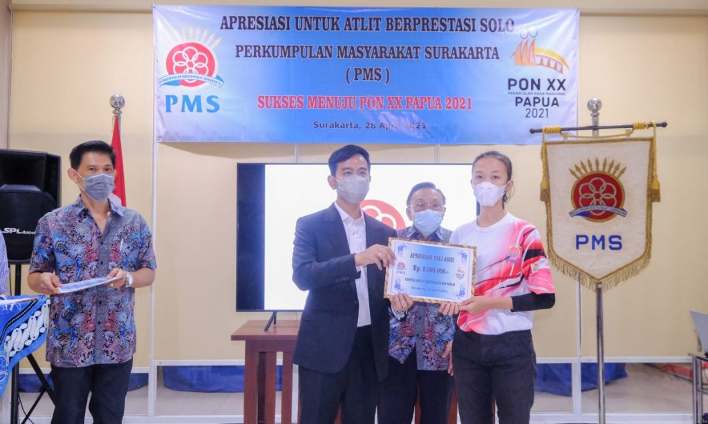 Pemkot Serahkan Dana Apresiasi kepada 12 Atlet Binaan PMS