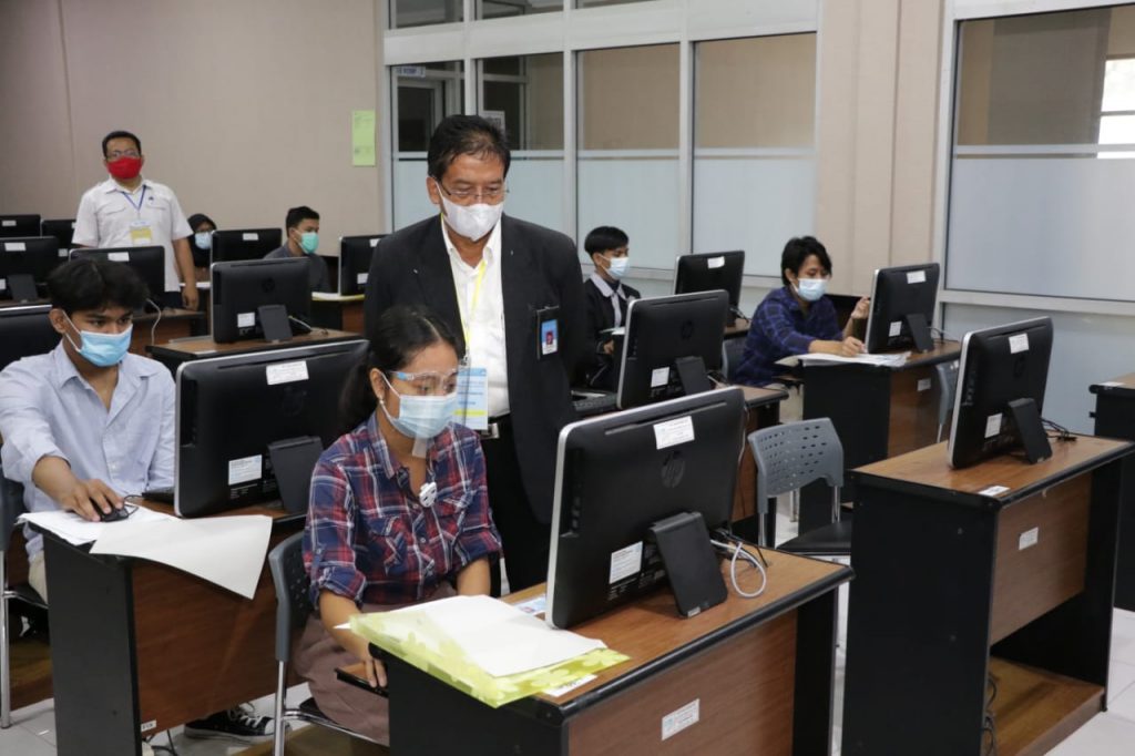 Rektor UNS Tinjau Pelaksanaan UTBK 2021