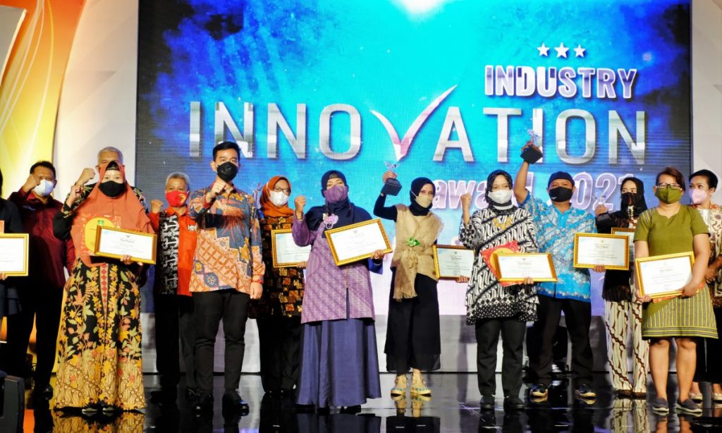 Walikota Surakarta Gibran Rakabuming Raka didampingi istri Selvi Ananda di Soemaryo Grand Ballroom Hotel Sunan, menghadiri kegiatan Anugrah Industry Inovation Award (IIA) .