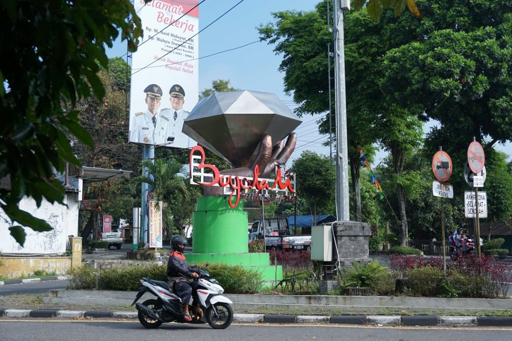Patung Berlian di pertigaan Jalan Solo-Semarang Boyolali