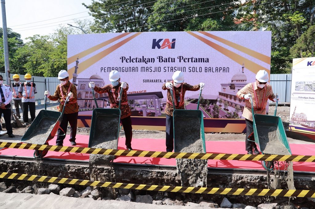 Sekda Kota Surakarta Bersama Dirut PT. Kereta Api Lakukan Peletakan Batu Pertama Masjid Stasiun Solobalapan