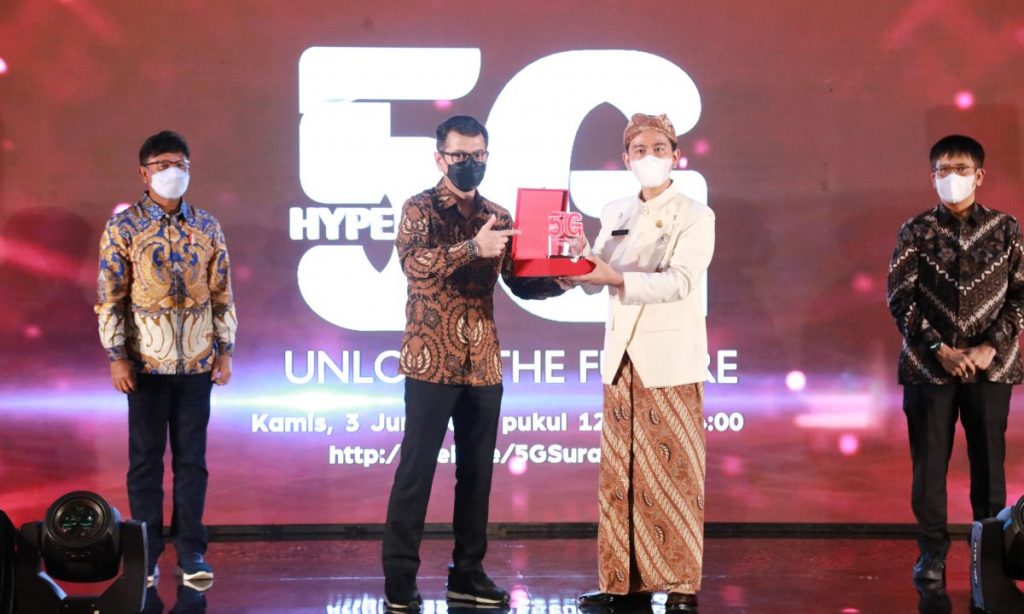 Walikota Surakarta Gibran Rakabuming Raka bersama Direktur Utama Telkomsel, Setyanto Hantoro
