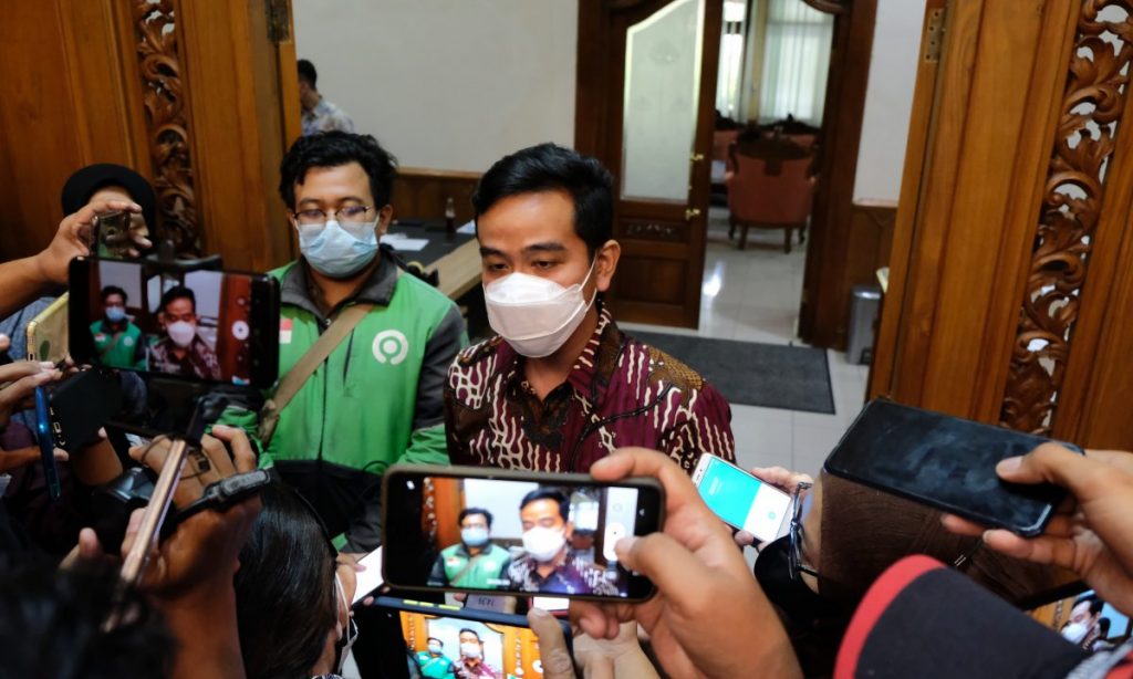 Walikota Surakarta Gibran Rakabuming bertemu dengan dua pengemudi ojek online yang sempat viral