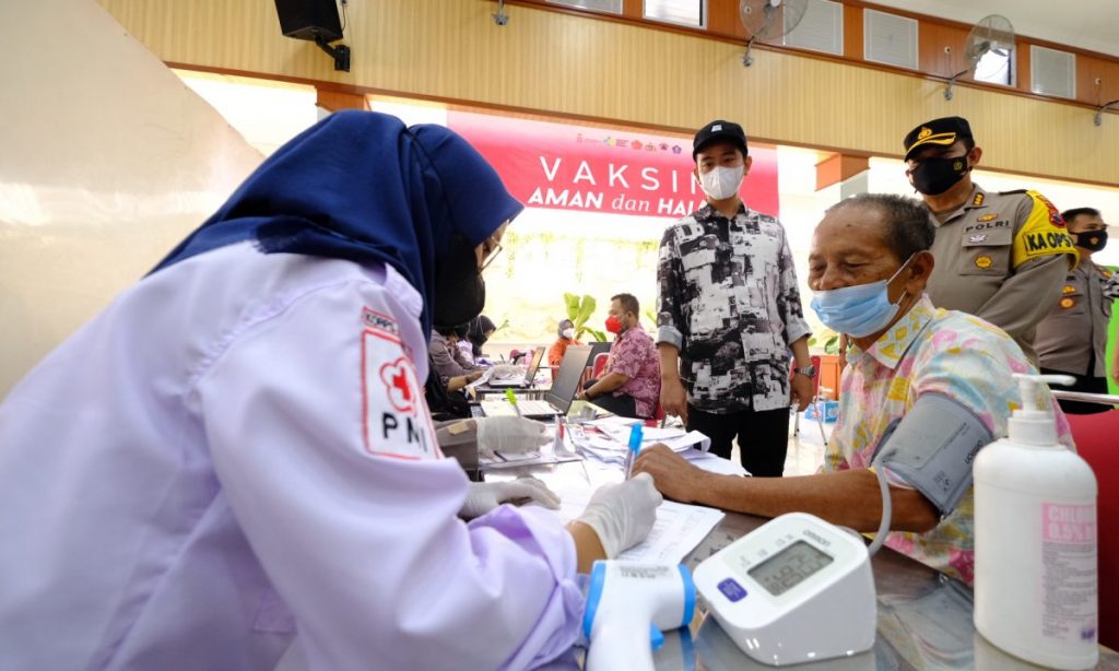 Walikota Surakarta, Gibran Rakabuming meninjauan vaksinasi serentak