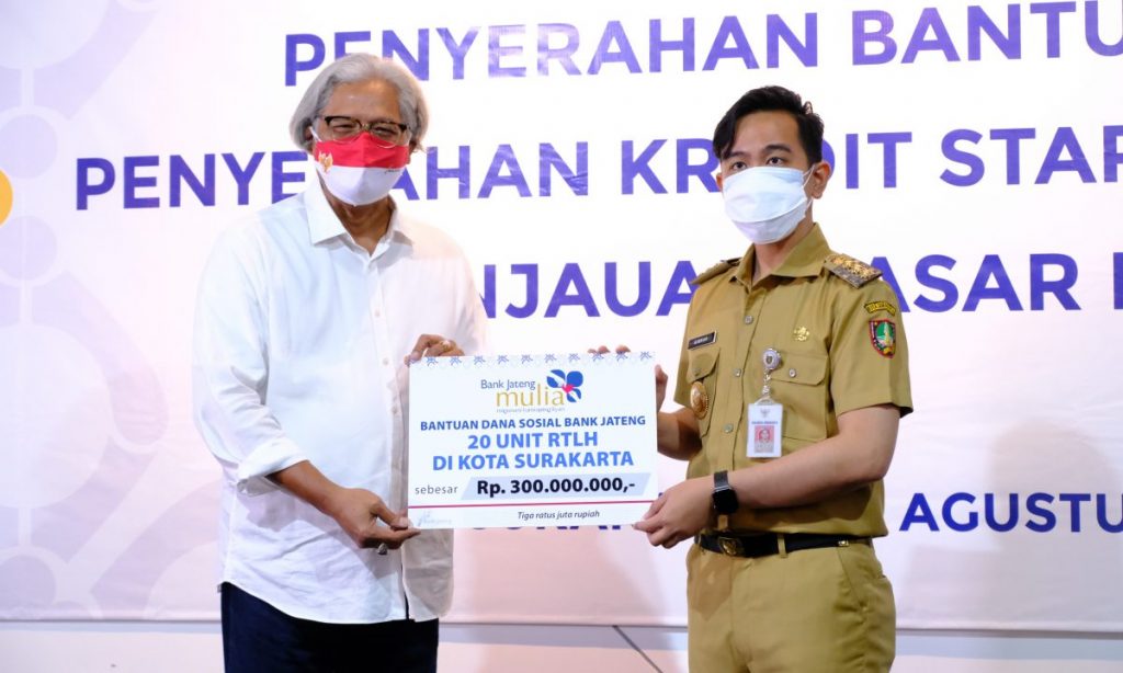 Direktur Utama Bank Jateng Supriyatno bersama Walikota Surakarta Gibran