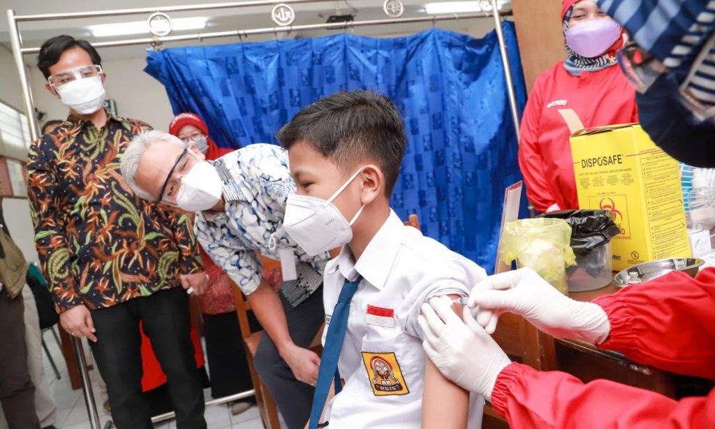 Ganjar Tinjau Vaksinasi Pelajar Usia 12-17 Tahun