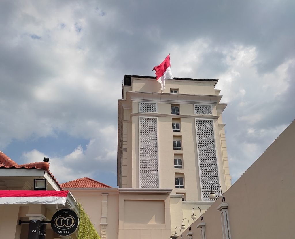 Solia Zigna Kibarkan Bendera Merah Putih Raksasa