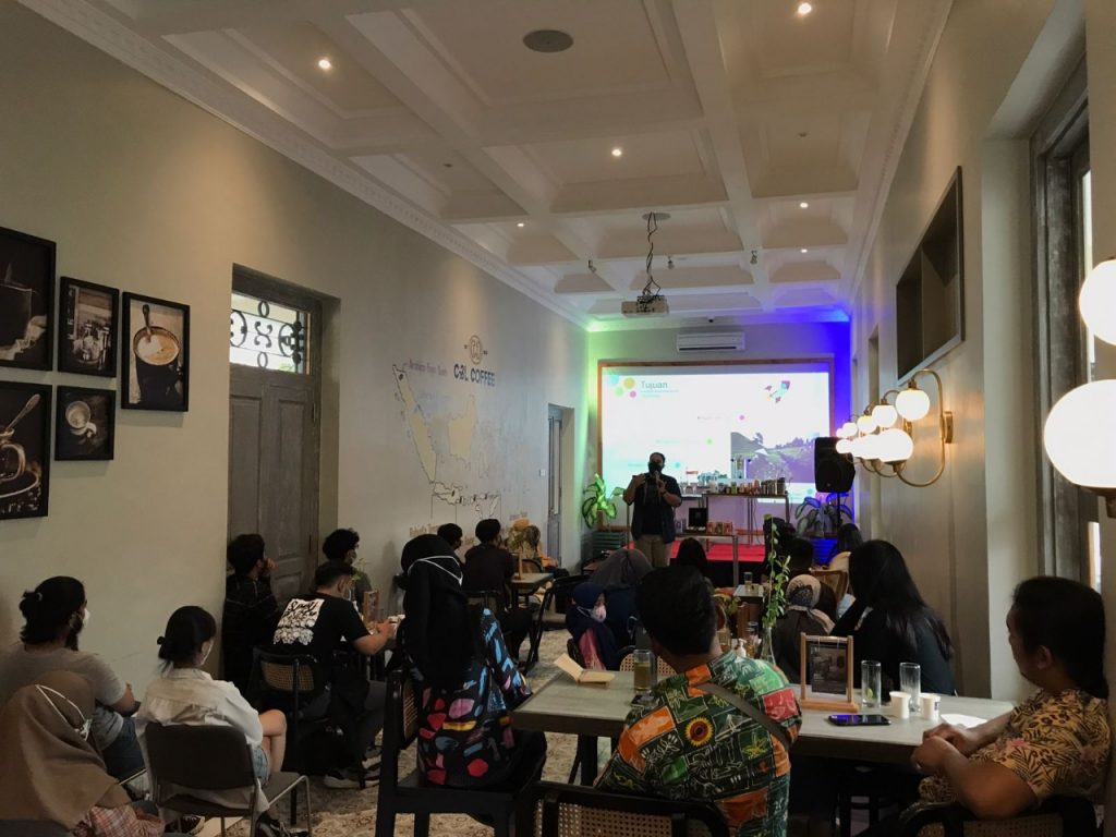 Berbagi Ilmu Tentang Teh di C&L Coffee Hotel Solia