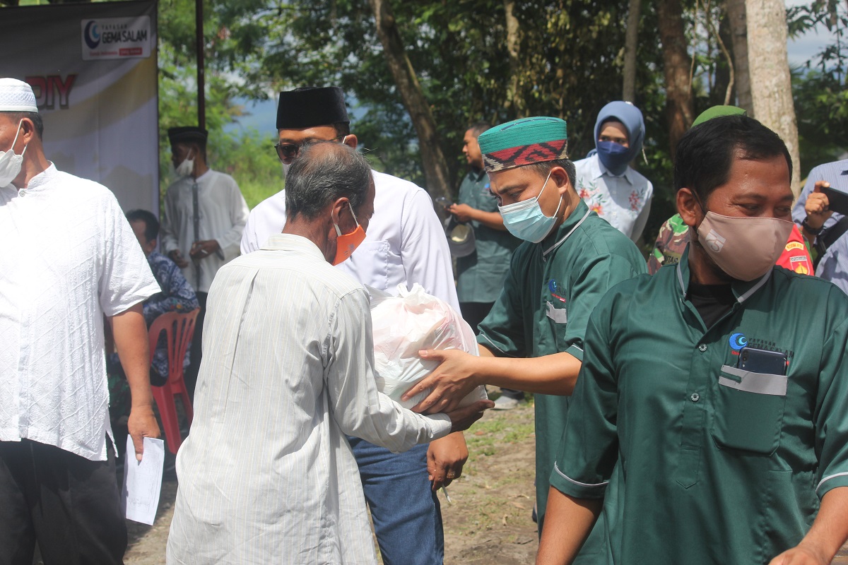 Gema Salam serahkan bantuan sembako