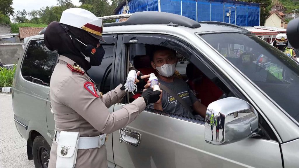 Polisi Bagi Susu Segar