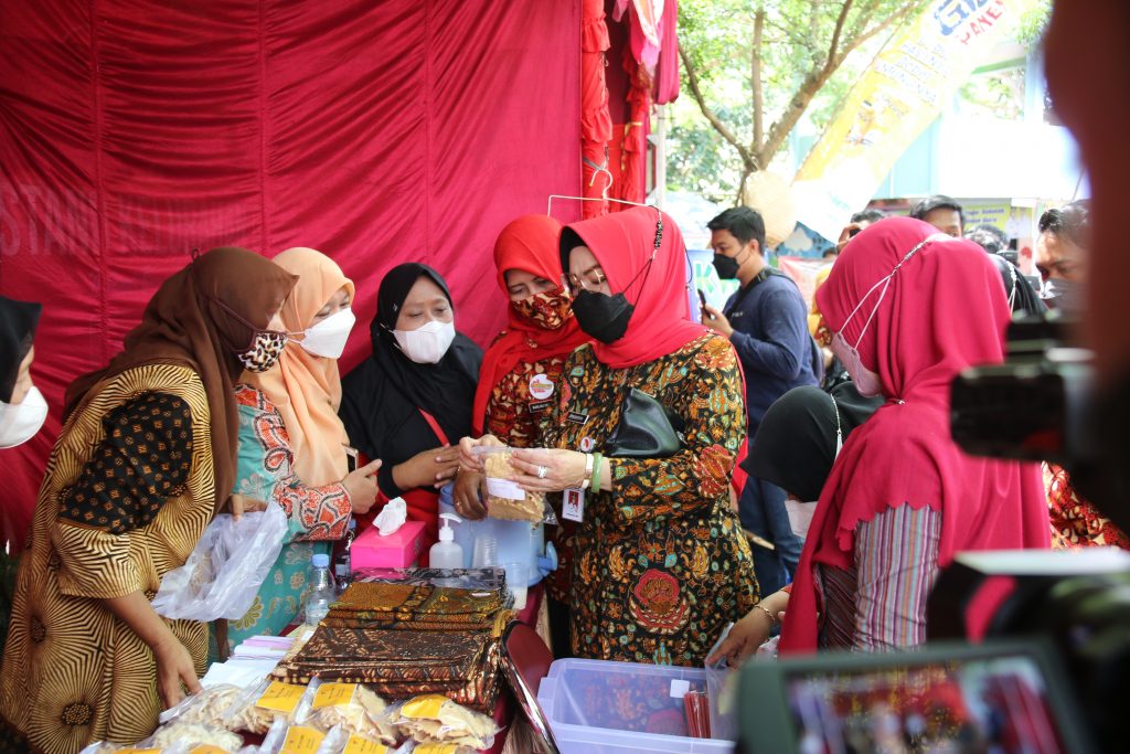 Bupati Sukoharjo, Etik Suryani