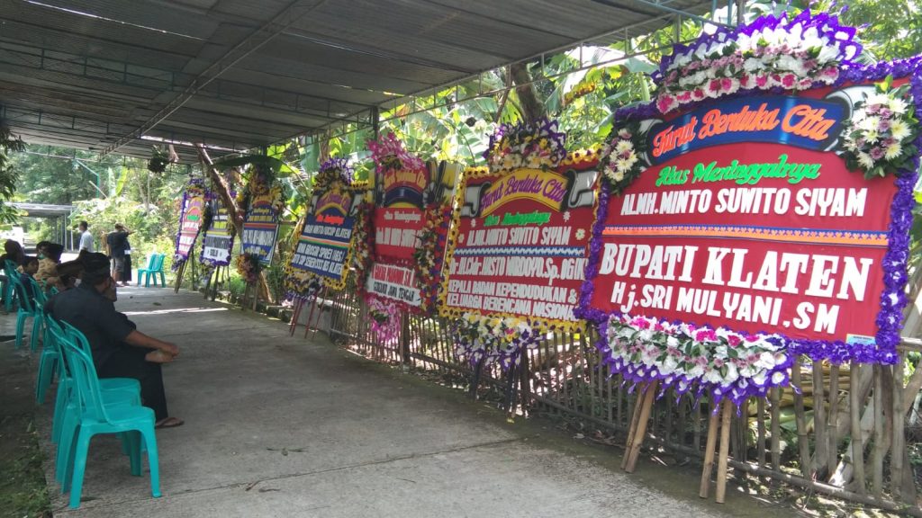 Karangan bunga Mbah Minto