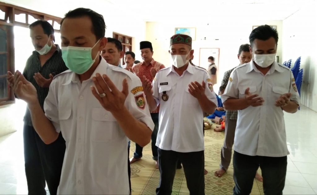 Perangkat Desa Madu Kecamatan Mojongo gelar sholat Ghoib di aula setempat