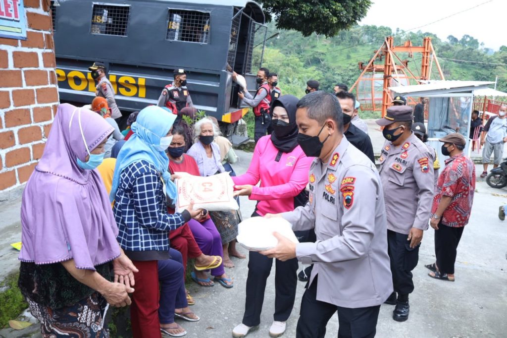 Polres Klaten Gelar Baksos di Girpasang Lereng Merapi