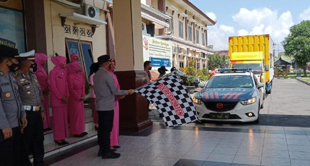 Polres Klaten Kirim 3 Truk Bantuan Sembako ke Lumajang