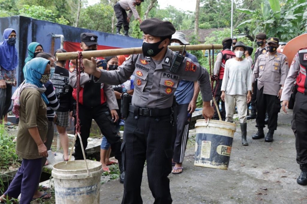 Polres Klaten bantu air bersih
