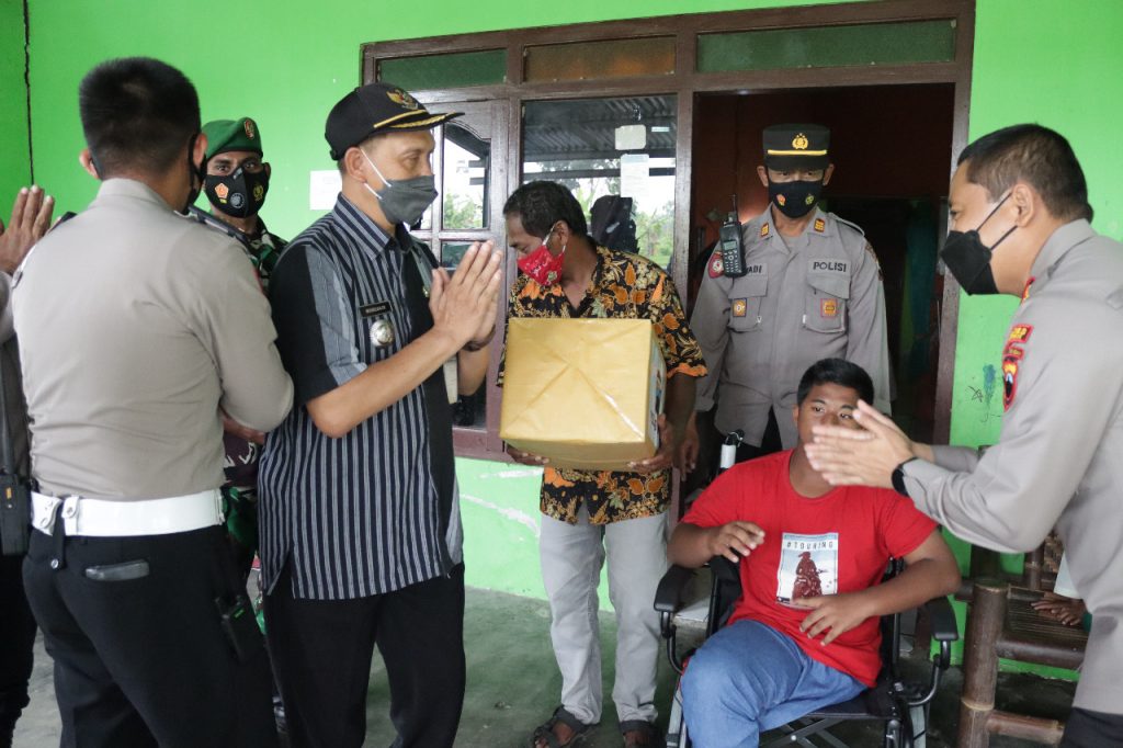 Kapolres Klaten Serahkan Bantuan Kursi Roda dan Santunan