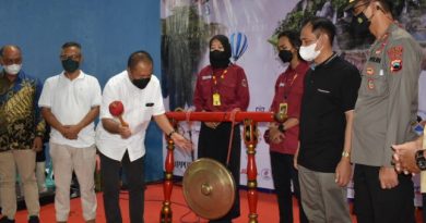 Bupati Karanganyar, Drs. H. Juliyatmono, MM membuka Expo Mahasiswa di GOR RM Said