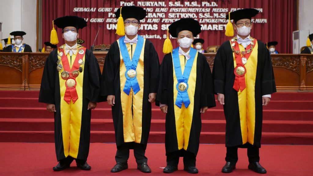 Rektor UNS Kukuhkan Dua Guru Besar