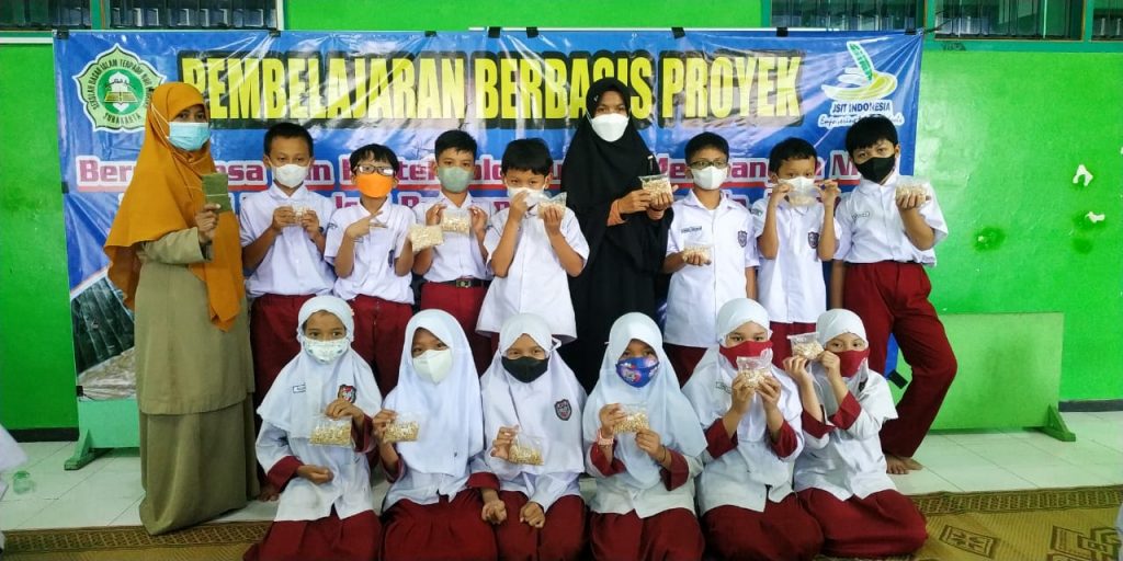 Siswa SD Islam Terpadu Nur Hidayah Surakarta membuat tempe