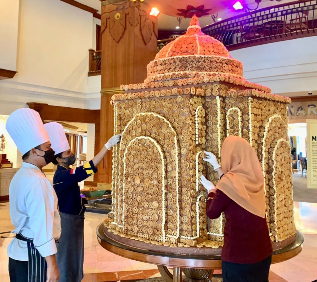 Sunan Hotel Tampilkan Minatur Masjid