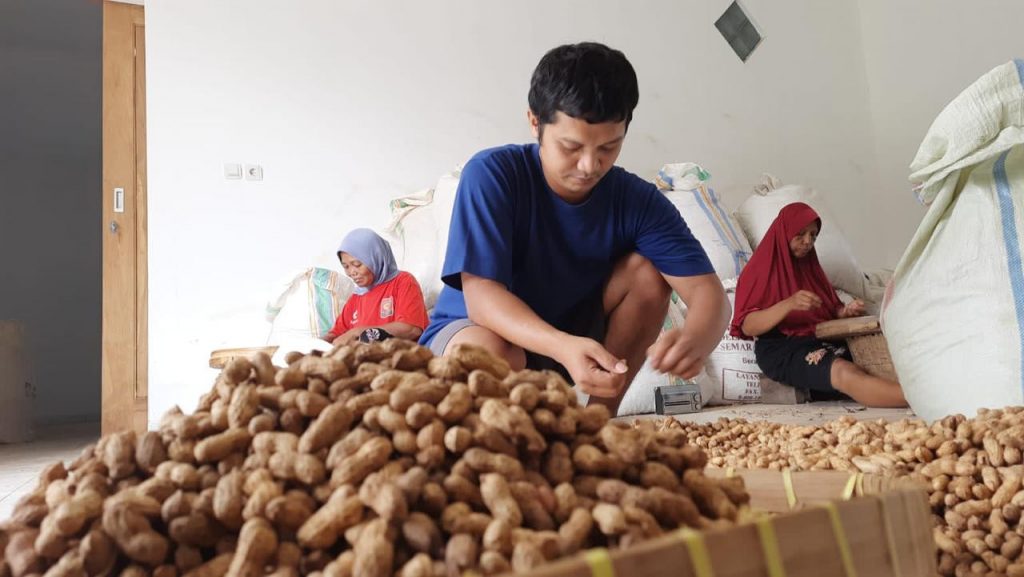 Ahmad Hasanudin perajin kacang oven Dukuh Buluh