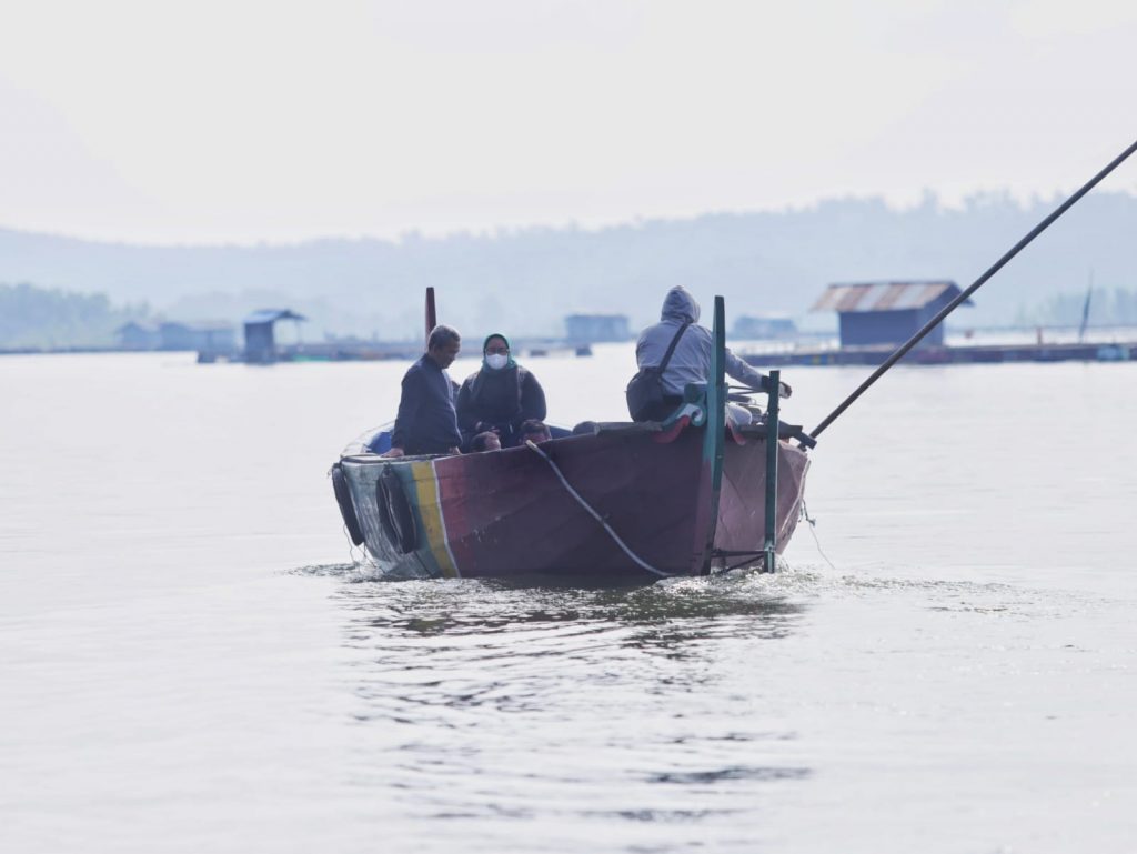 Bupati Yuni naik perahu