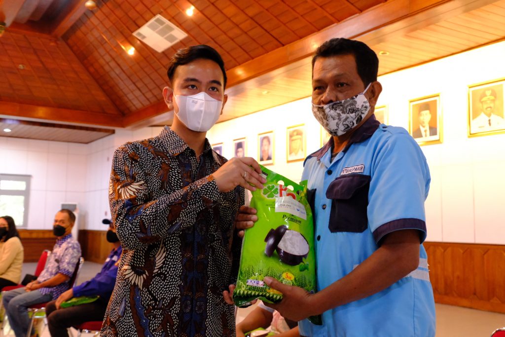 Gibran Rakabuming serahkan bantuan beras